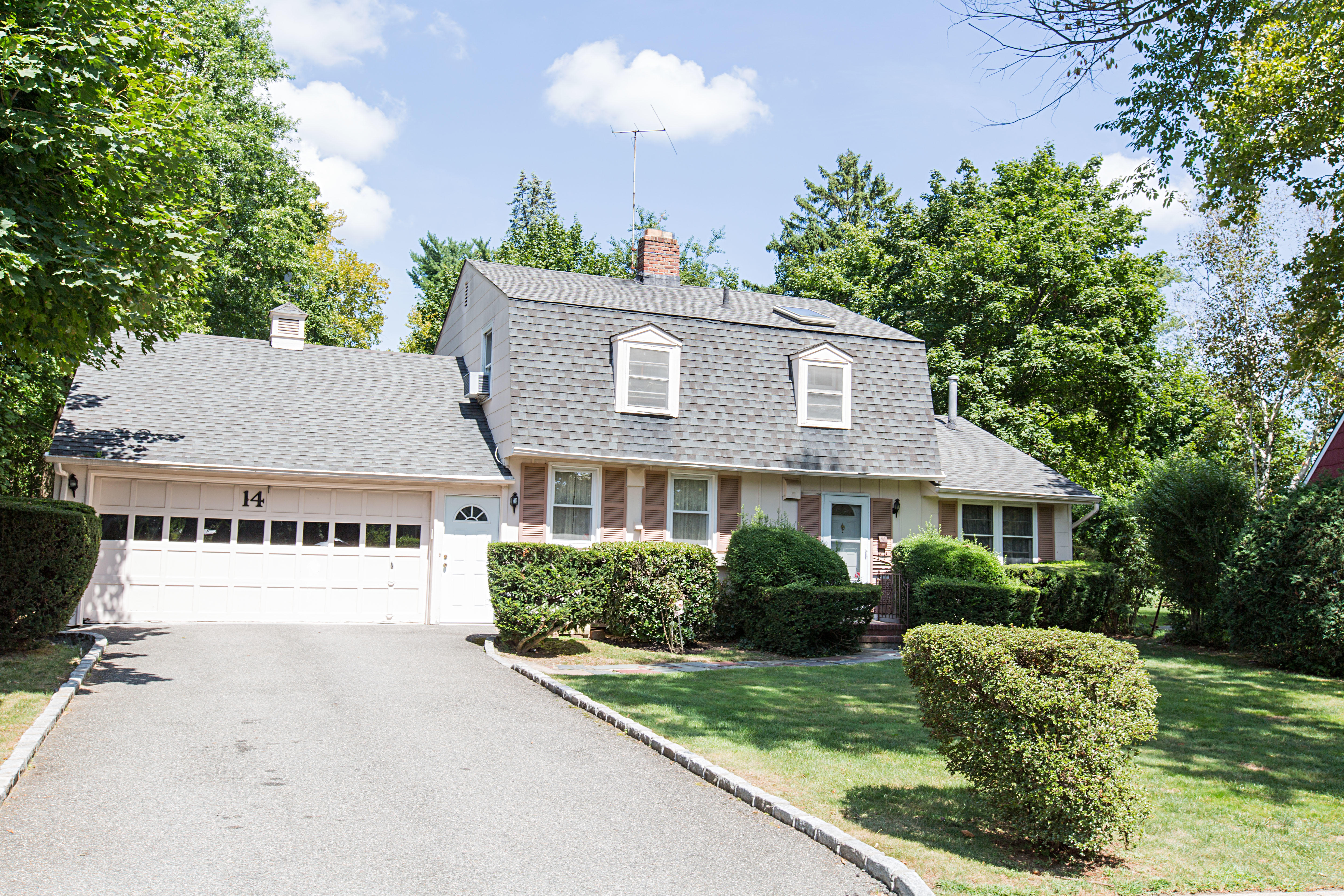 Exterior of 14 Pinetree Ln