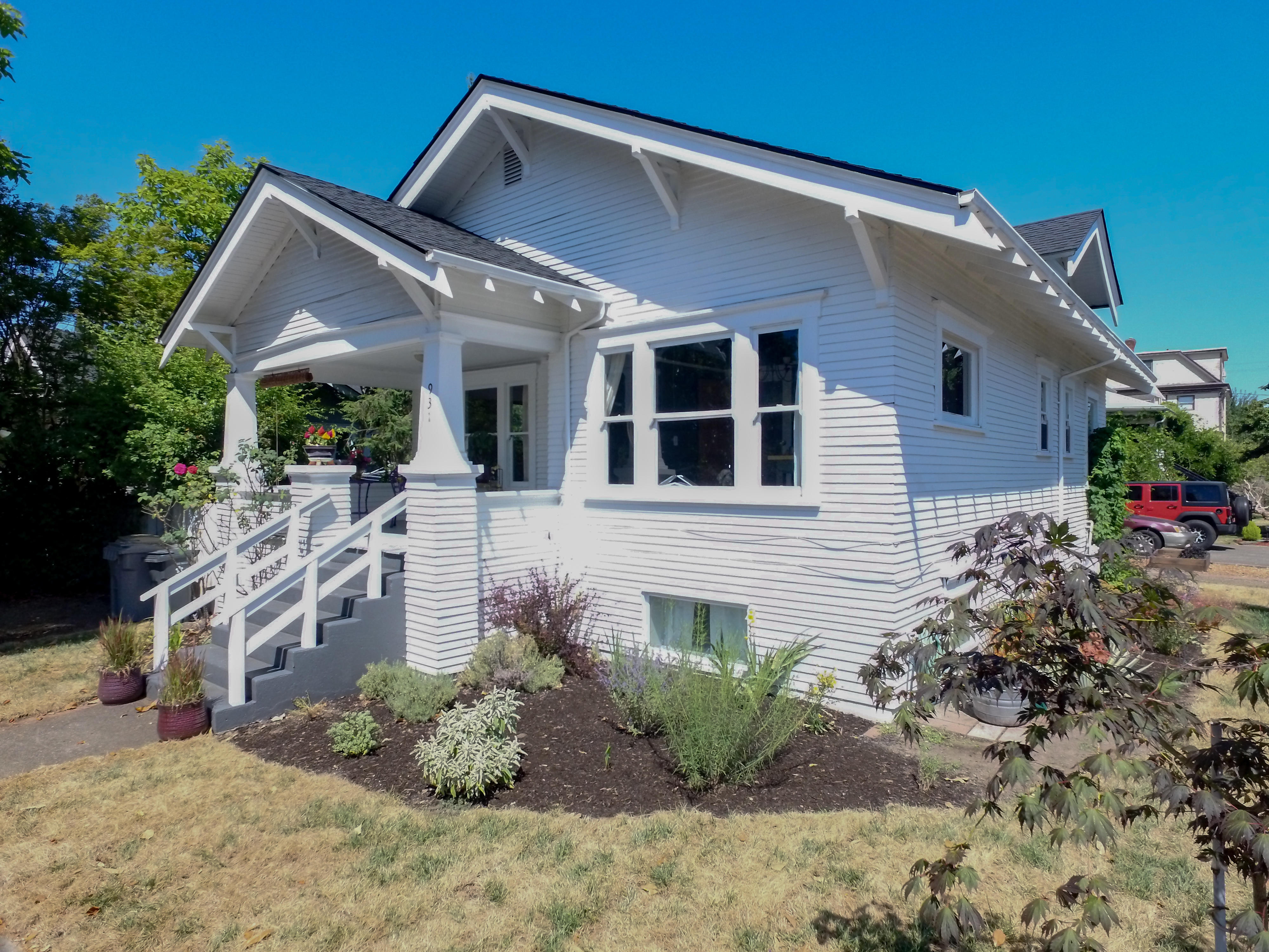 Exterior of 931 Calapooia St SW