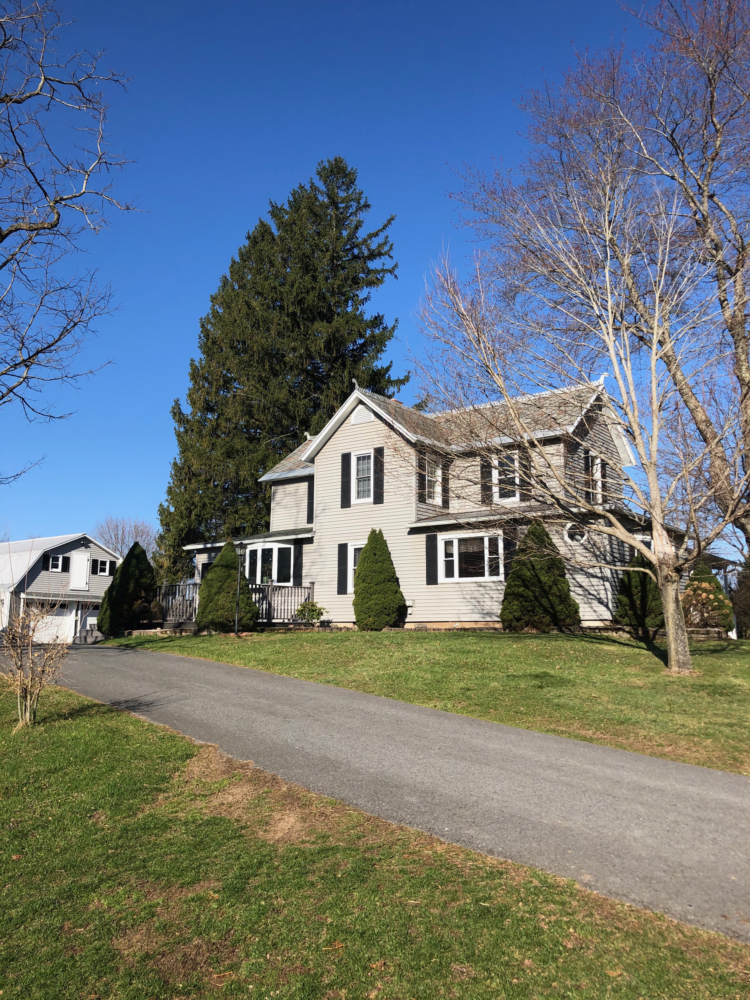 Exterior of 1543 Lake Road