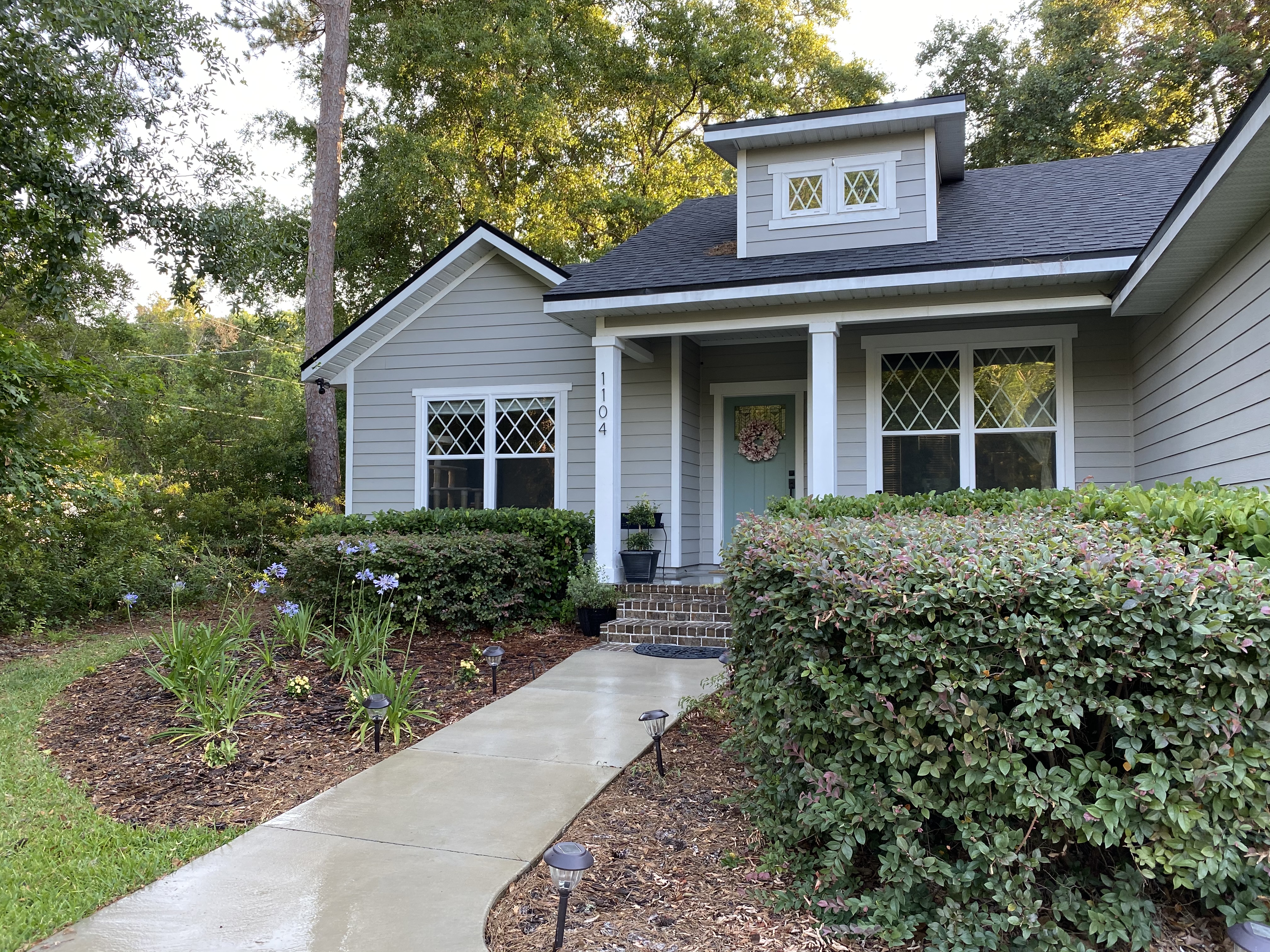 Exterior of 1104 Southwest Sunbeam Way