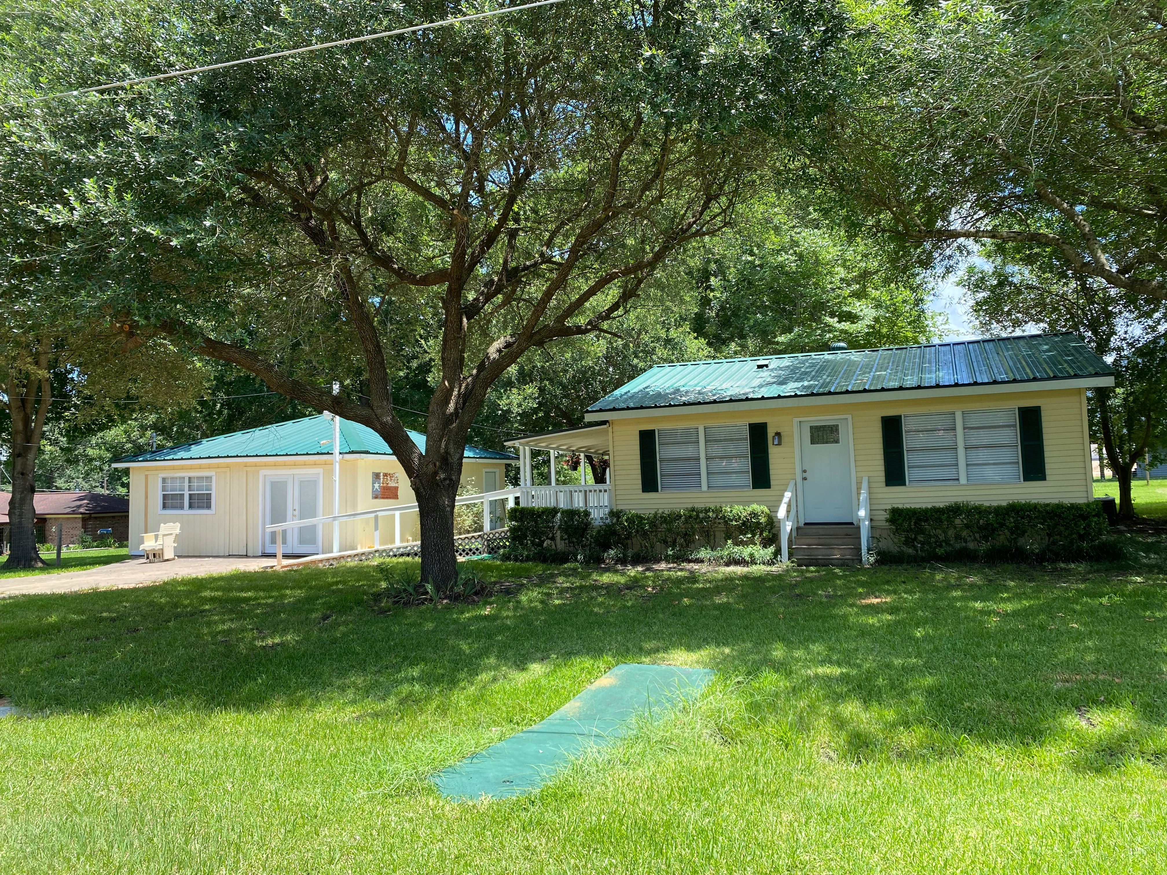 Exterior of 180 Sunnyside Ln