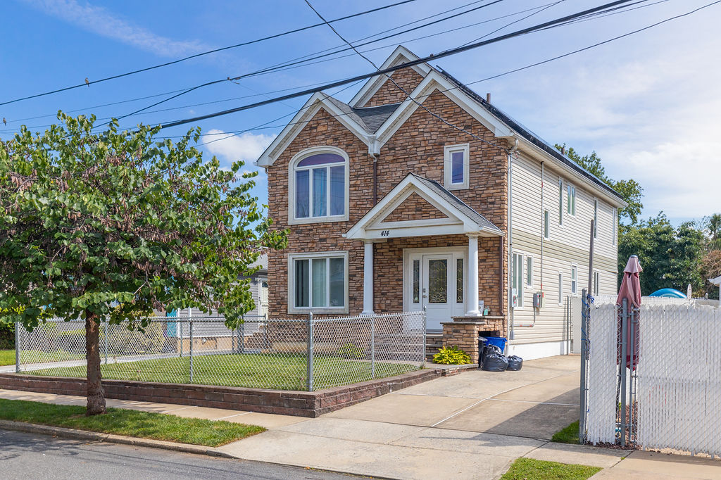 Exterior of 414 Medina Street