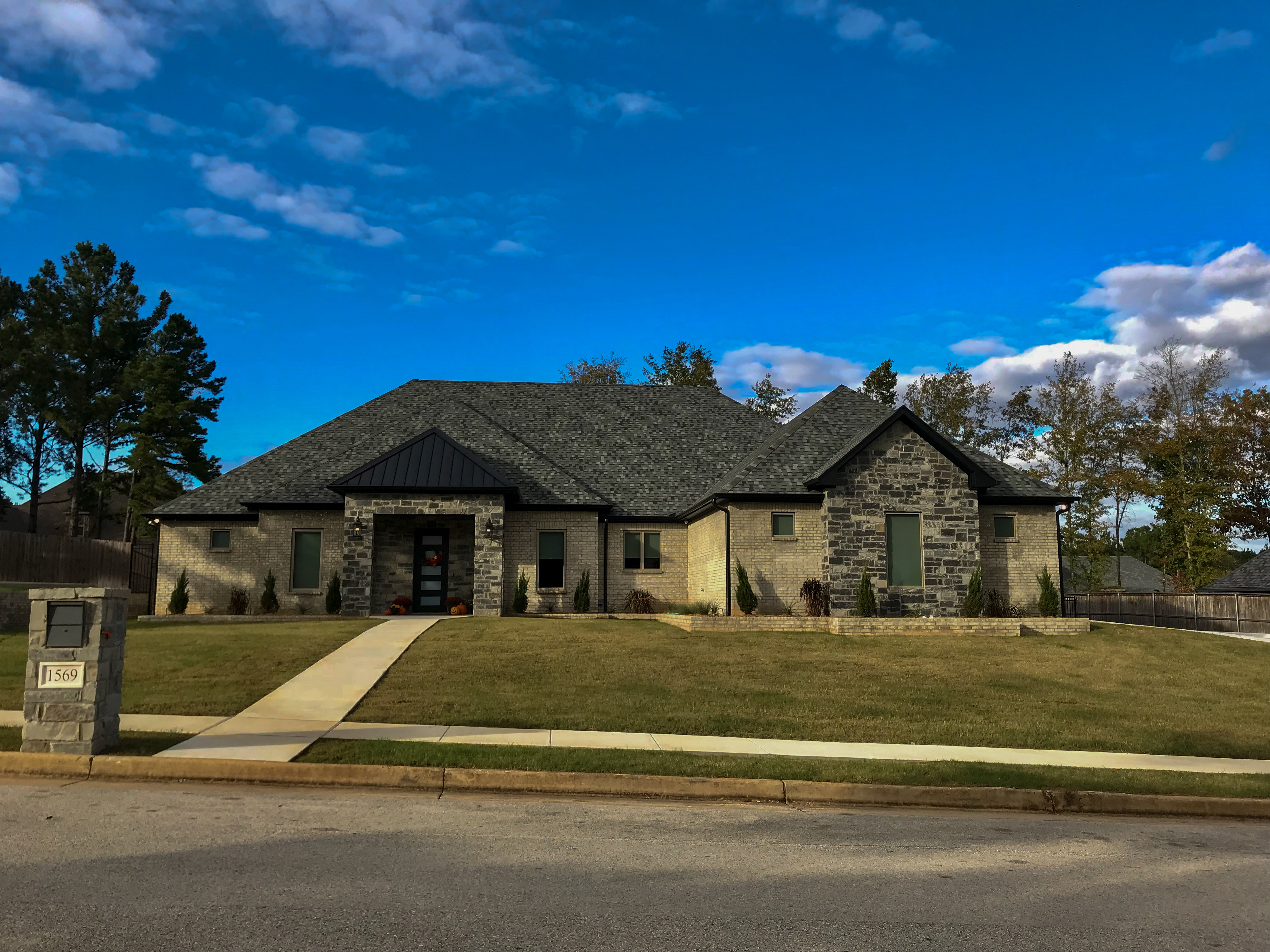 Exterior of 1569 Cooks Crossing