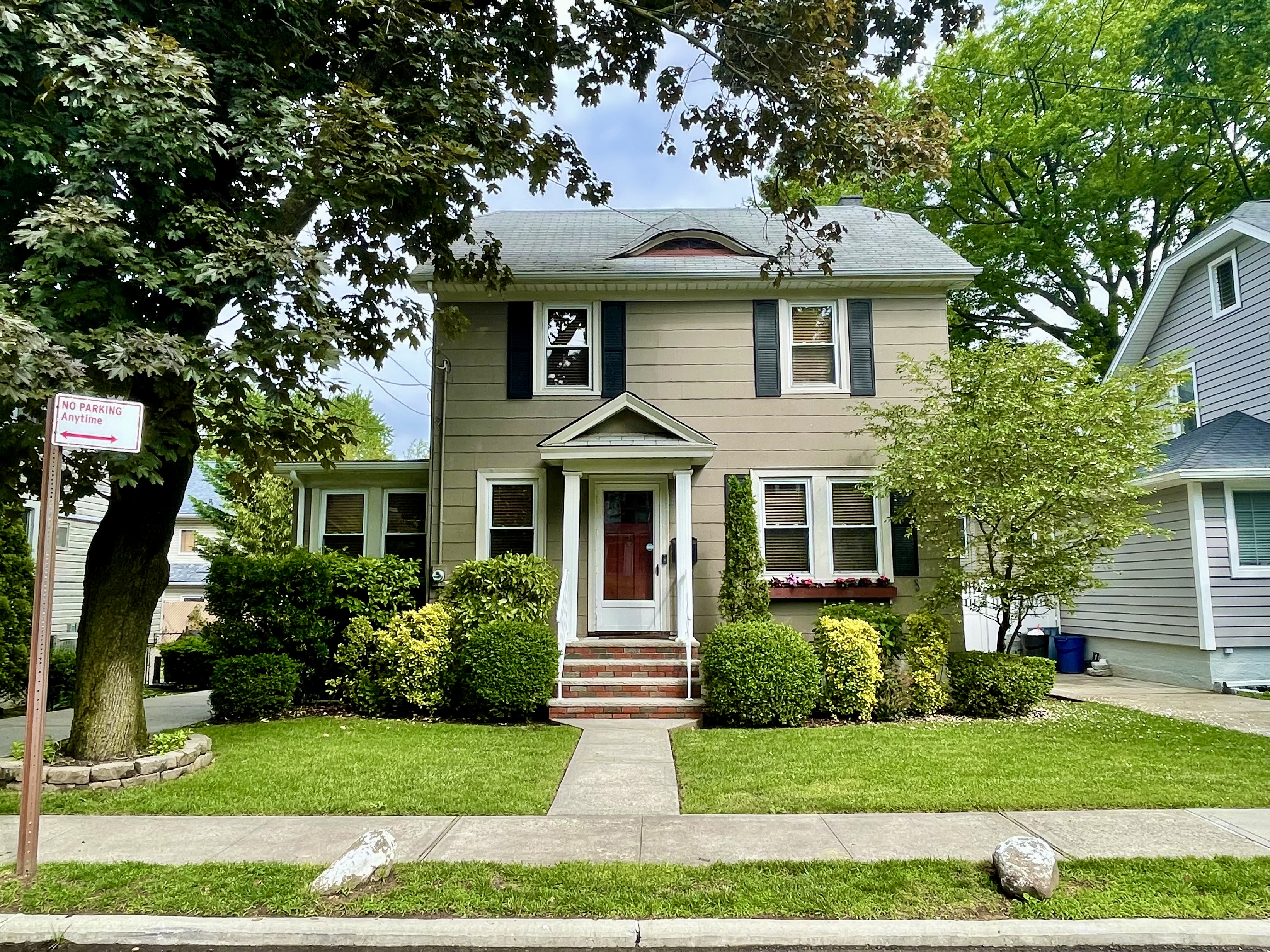 Exterior of 39 Clove Lake Place