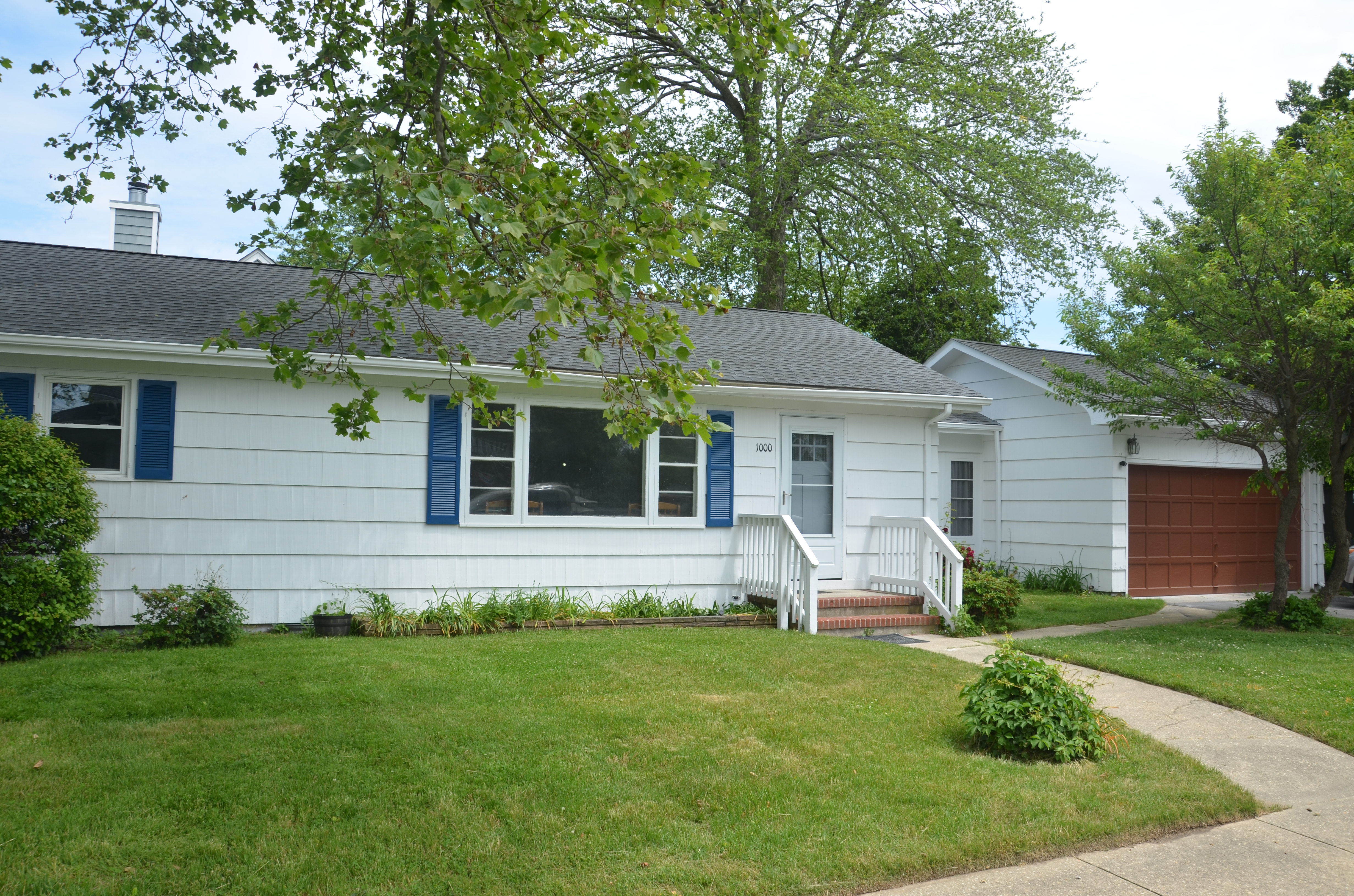 Exterior of 1000 Saint Louis Avenue