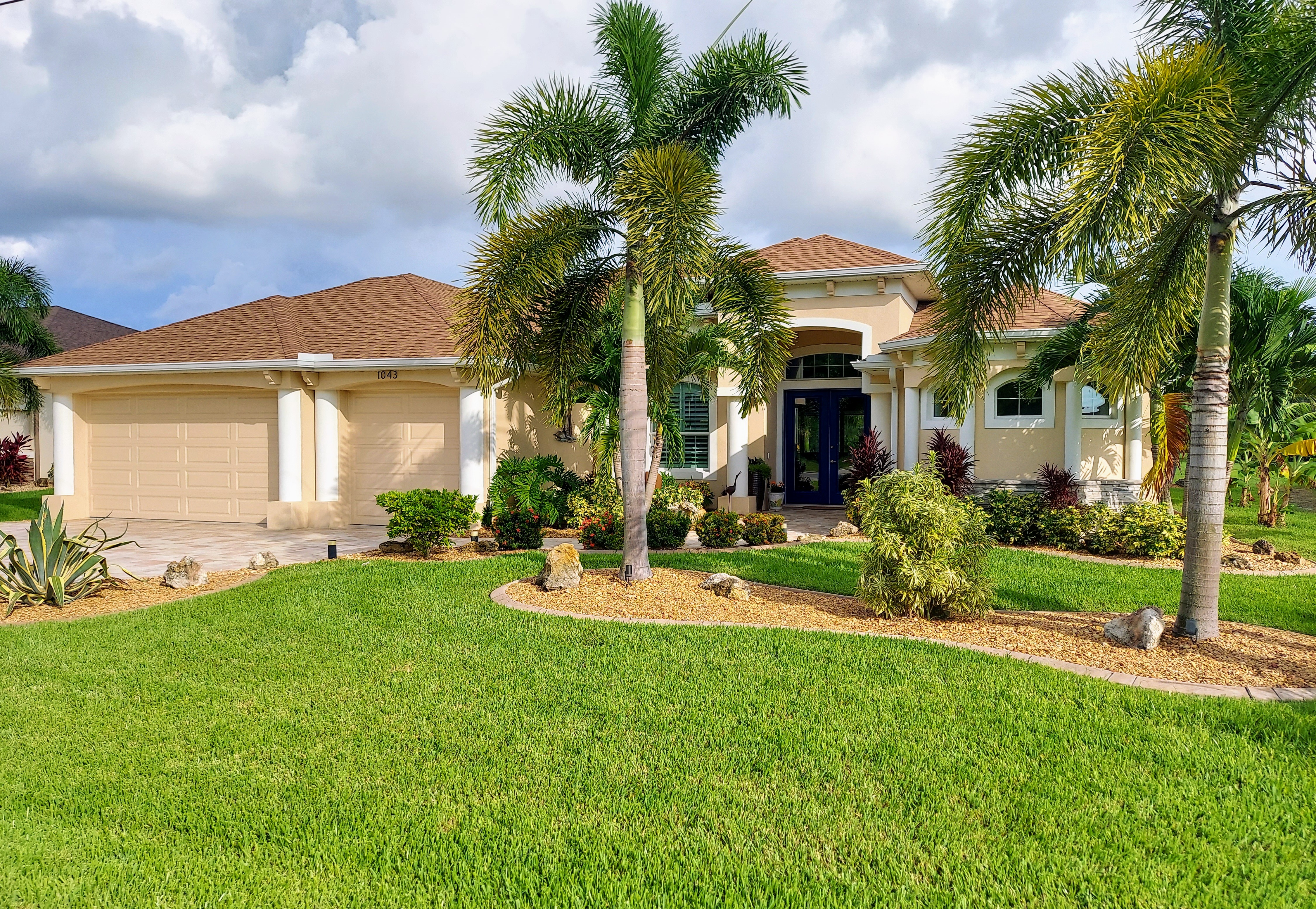 Exterior of 1043 Rotonda Circle