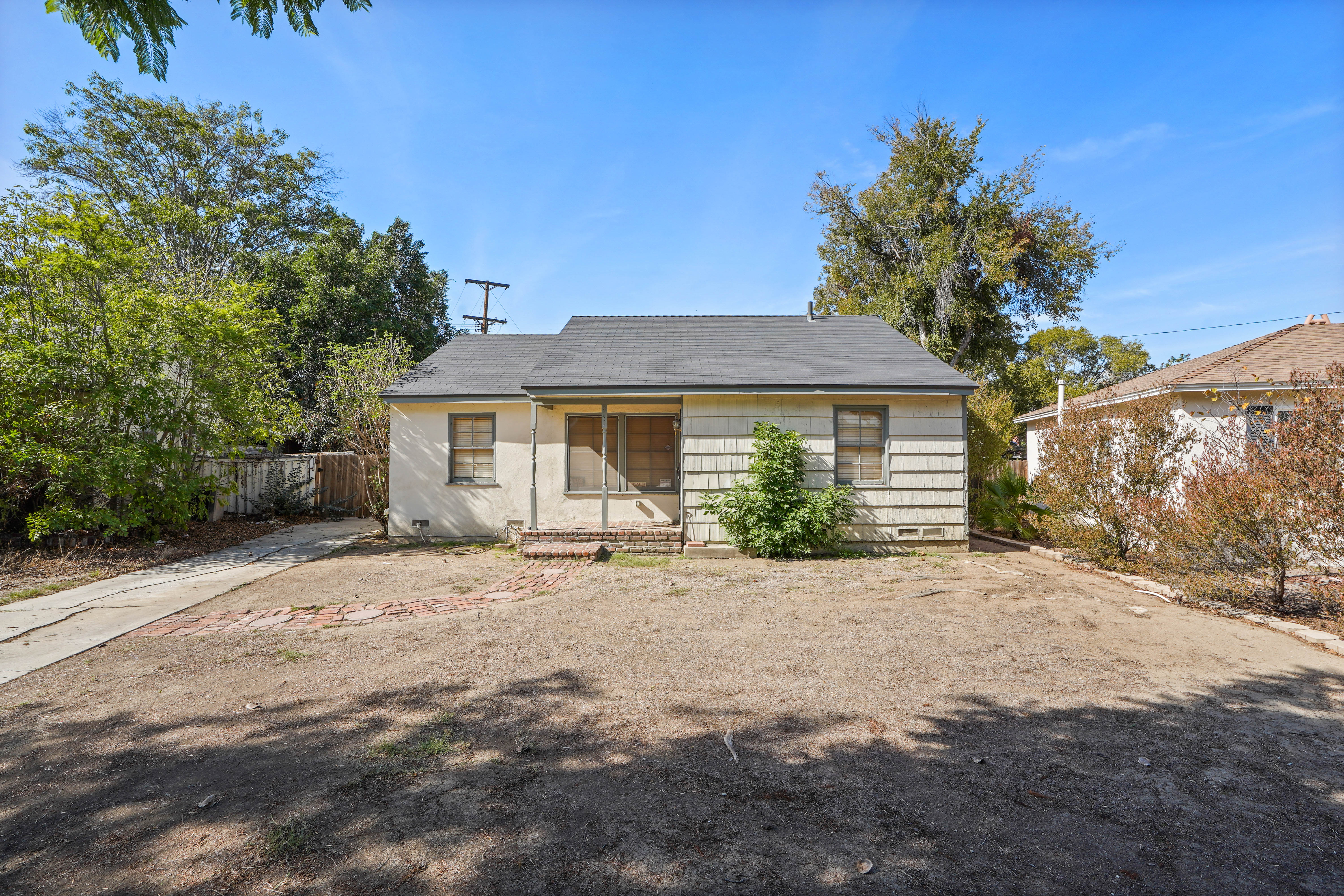 Exterior of 941 East Ridgewood Street