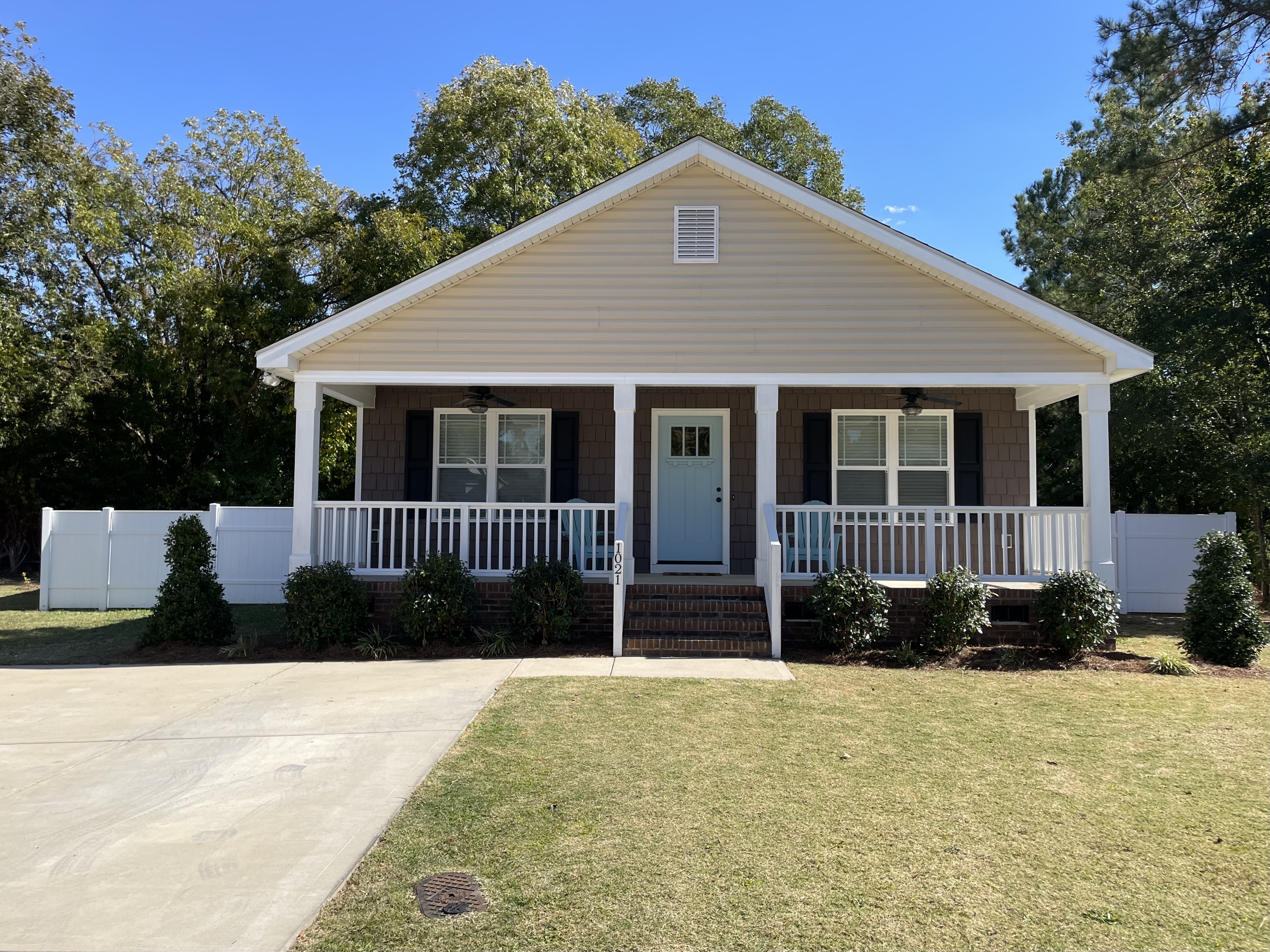 Exterior of 1021 East Maplewood Drive